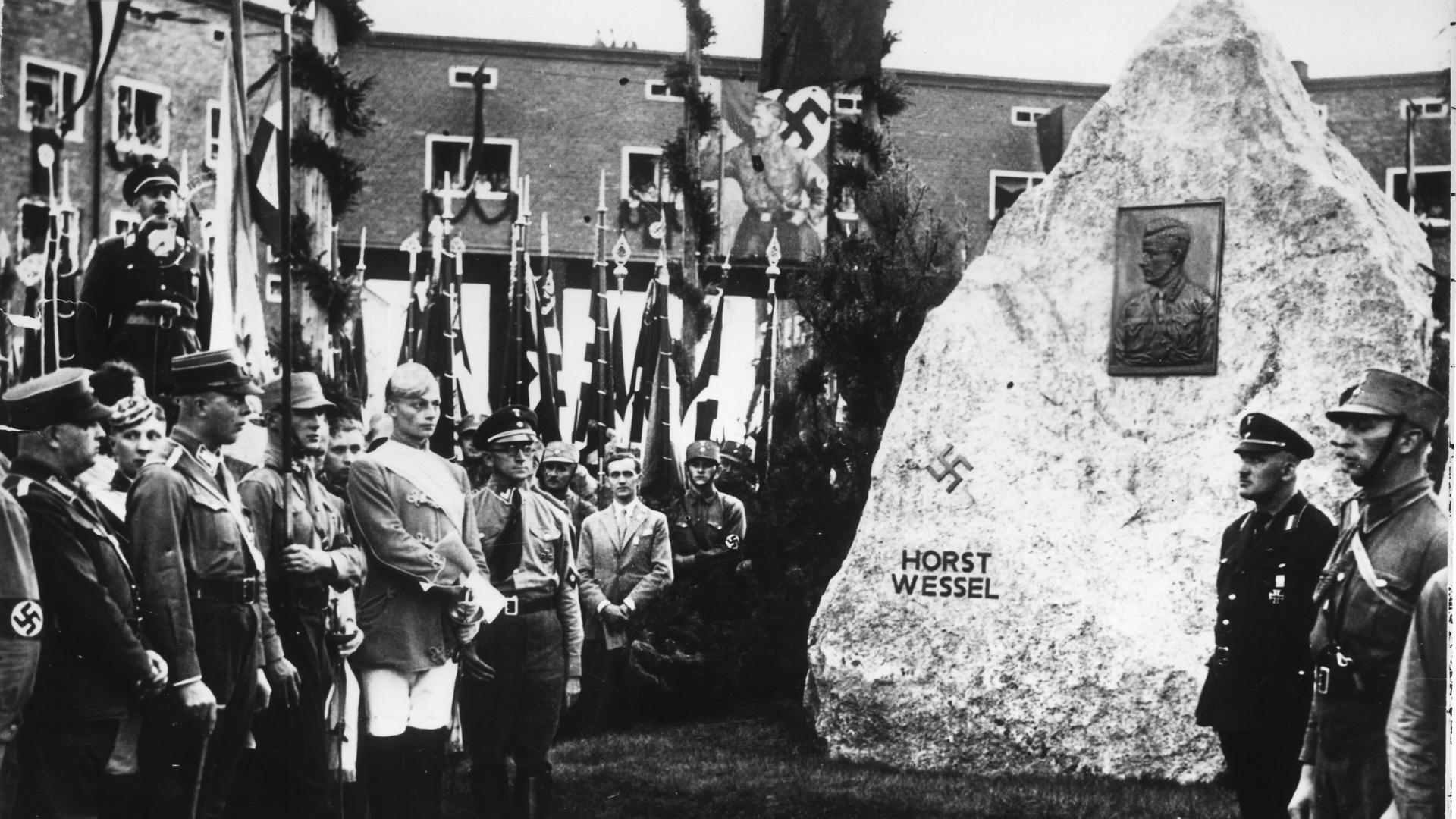 Schwarz-weiß-Foto der Einweihung eines Horst-Wessel-Denkmals in Hindenburg 