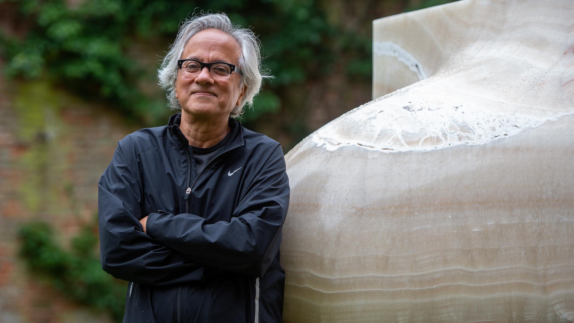 Der britisch-indische Künstler Anish Kapoor vor einem seiner Kunstwerke