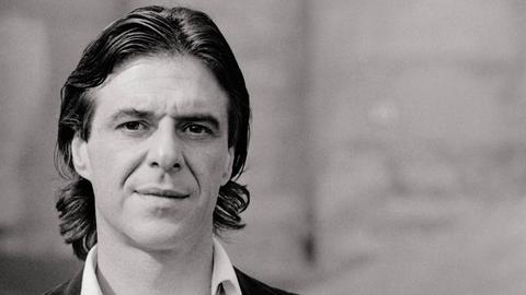 Schwarz-Weiß-Portrait von Ricardo Bofill, vermutlich aus den 1980er Jahren: Ein Mann mit dunklen, zurückgegelten Haaren schaut in die Kamera.
