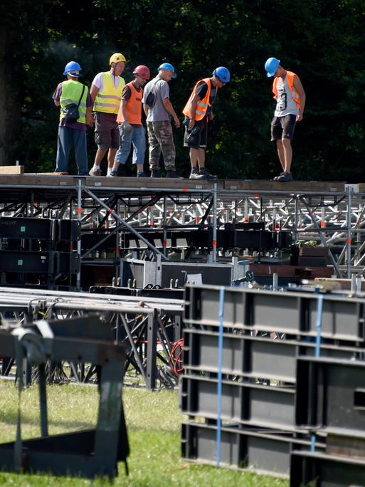 Bühnenarbeiter während der Aufbauarbeiten des Wacken-Open-Air Festivals