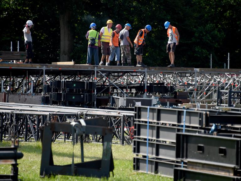 Bühnenarbeiter während der Aufbauarbeiten des Wacken-Open-Air Festivals