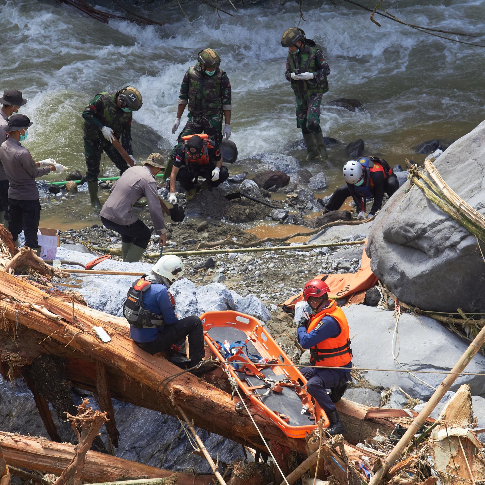 Rettungskräfte suchen in Tanah Datar, Westsumatra, Indonesien, nach Flutopfern.