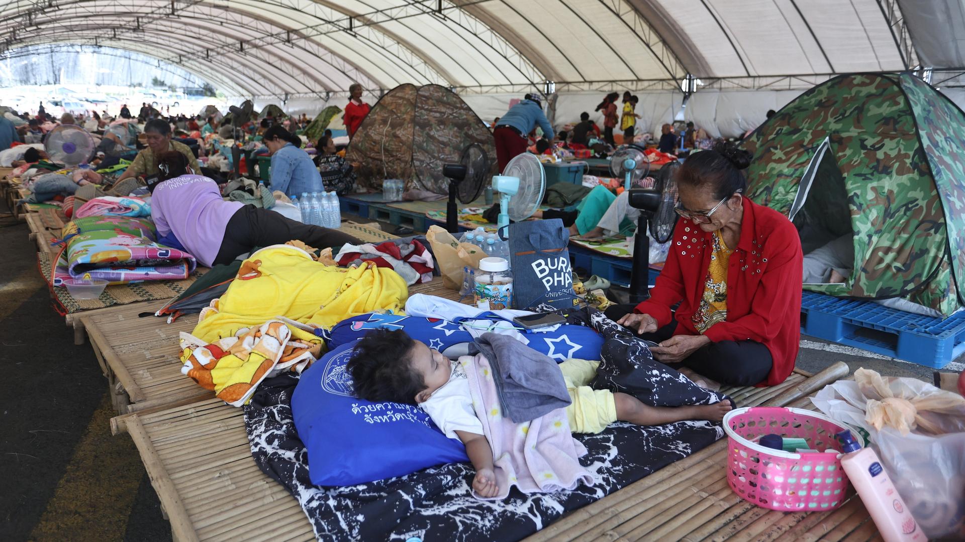 Thailändische Einwohner, die nach Zusammenstößen zwischen thailändischen und kambodschanischen Soldaten aus ihren Häusern geflohen sind, ruhen sich in einem Evakuierungszentrum in der thailändischen Provinz Buriram aus.