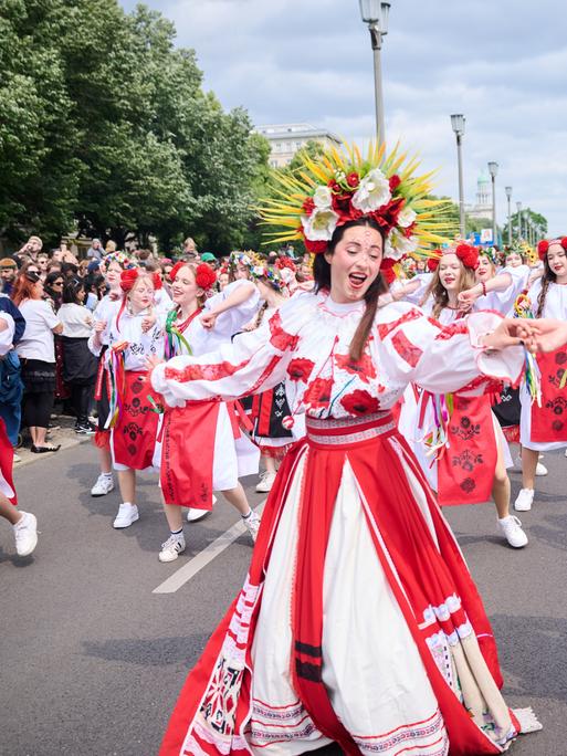 Ukrainerinnen tanzen in traditionellen Trachten beim Straßenumzug für den 27. Karneval der Kulturen. 