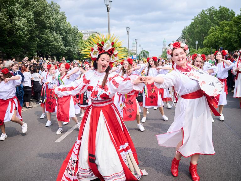 Ukrainerinnen tanzen in traditionellen Trachten beim Straßenumzug für den 27. Karneval der Kulturen. 