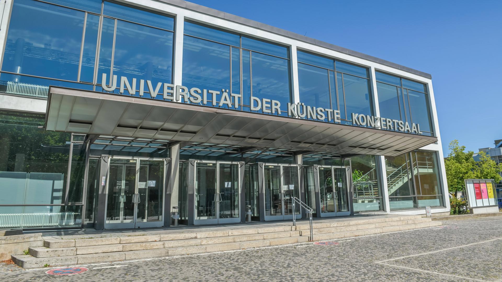 Auf dem Bild ist der Eingang des Konzertsaals der Berliner Universität der Künste zu sehen.
