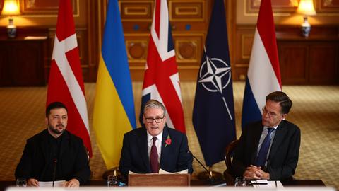 Der britische Premierminister Keir Starmer (M), der ukrainische Präsident Wolodymyr Selenskyj (l), dem NATO-Generalsekretär Mark Rutte nehmen per Videoschalte an einem Treffen der "Koalition der Willigen" teil.