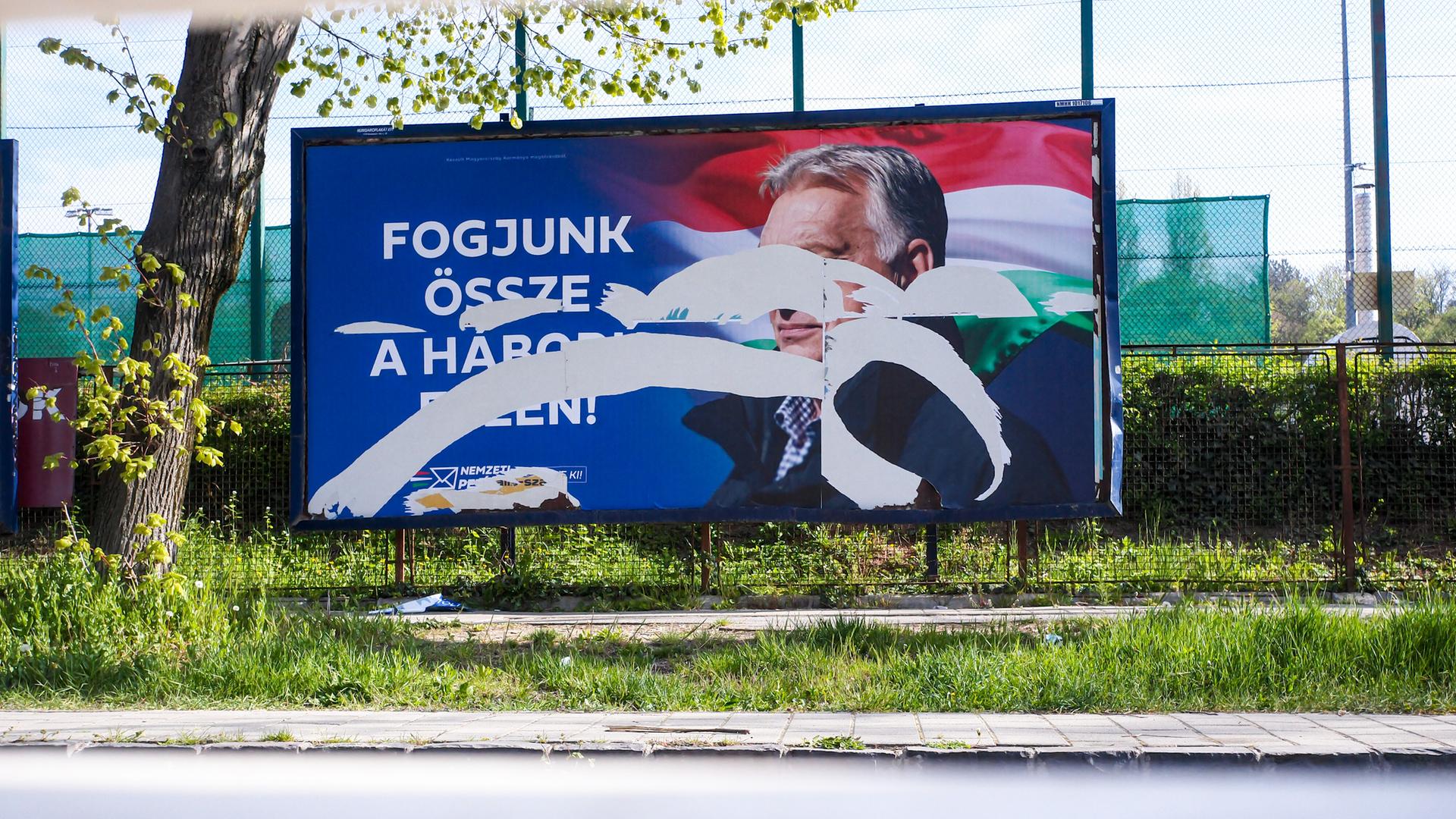 Ein beschädigtes Wahlplakat Victor Orbáns