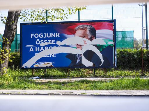 Ein beschädigtes Wahlplakat Victor Orbáns