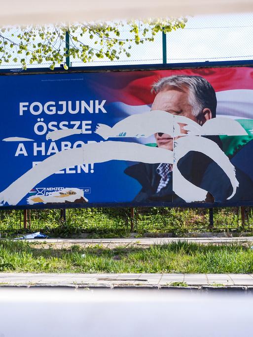 Ein beschädigtes Wahlplakat Victor Orbáns