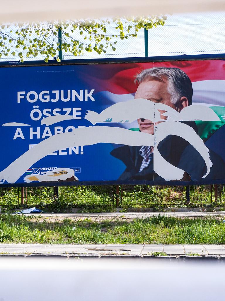 Ein beschädigtes Wahlplakat Victor Orbáns