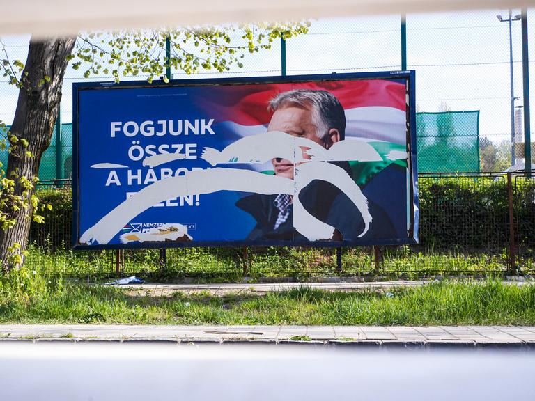 Ein beschädigtes Wahlplakat Victor Orbáns