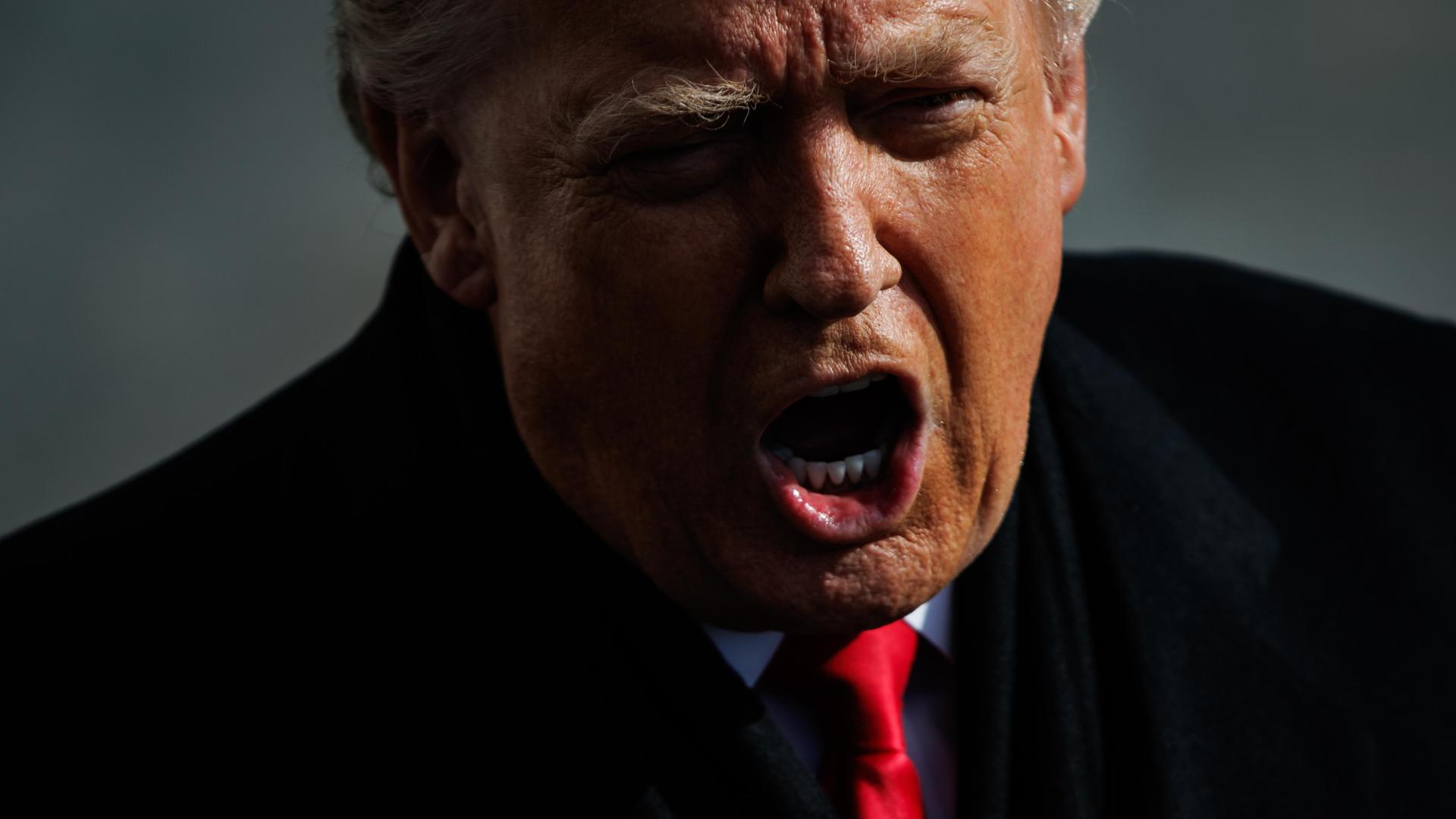 Nahaufnahme von US-Präsident Trump, der den Mund weit aufreißt. Nahaufnahme von US-Präsident Trump, der den Mund weit aufreißt.