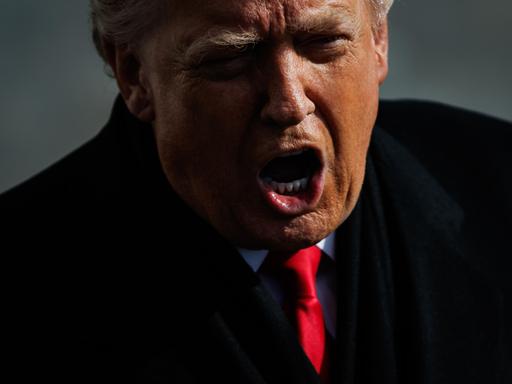 Nahaufnahme von US-Präsident Trump, der den Mund weit aufreißt. Nahaufnahme von US-Präsident Trump, der den Mund weit aufreißt.