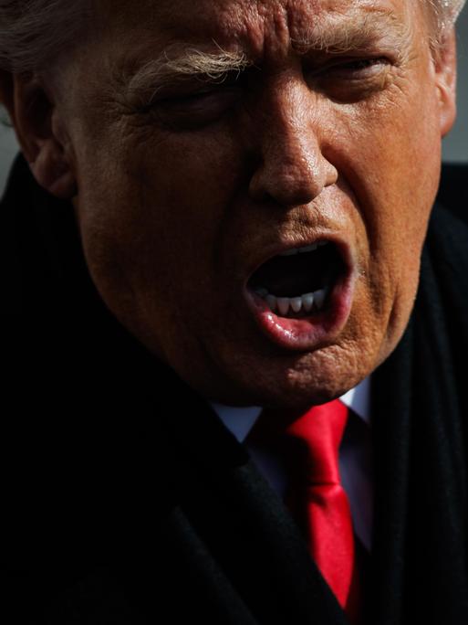 Nahaufnahme von US-Präsident Trump, der den Mund weit aufreißt.