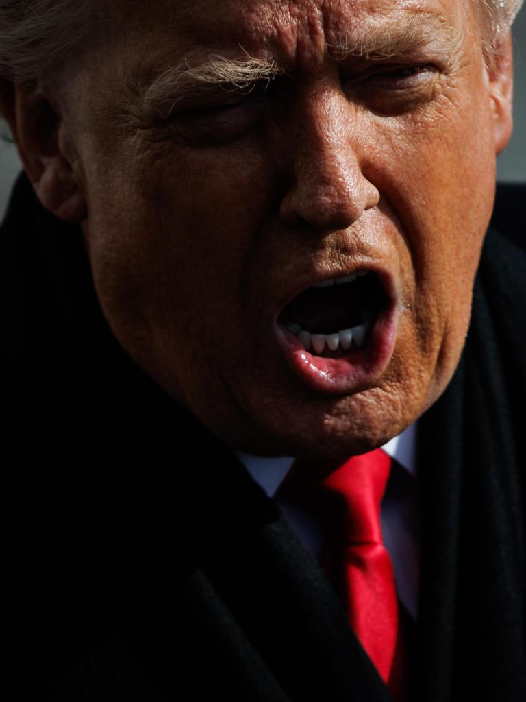 Nahaufnahme von US-Präsident Trump, der den Mund weit aufreißt. Nahaufnahme von US-Präsident Trump, der den Mund weit aufreißt.