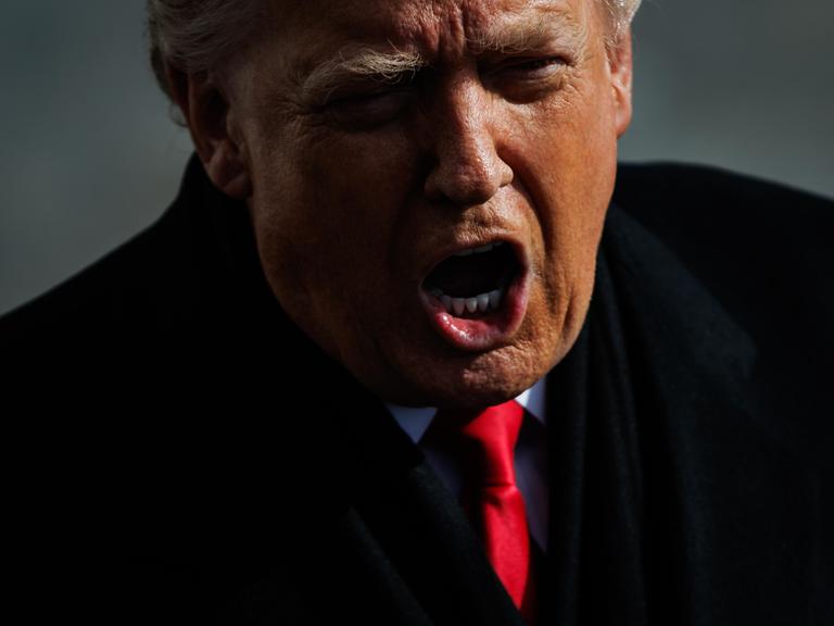 Nahaufnahme von US-Präsident Trump, der den Mund weit aufreißt.