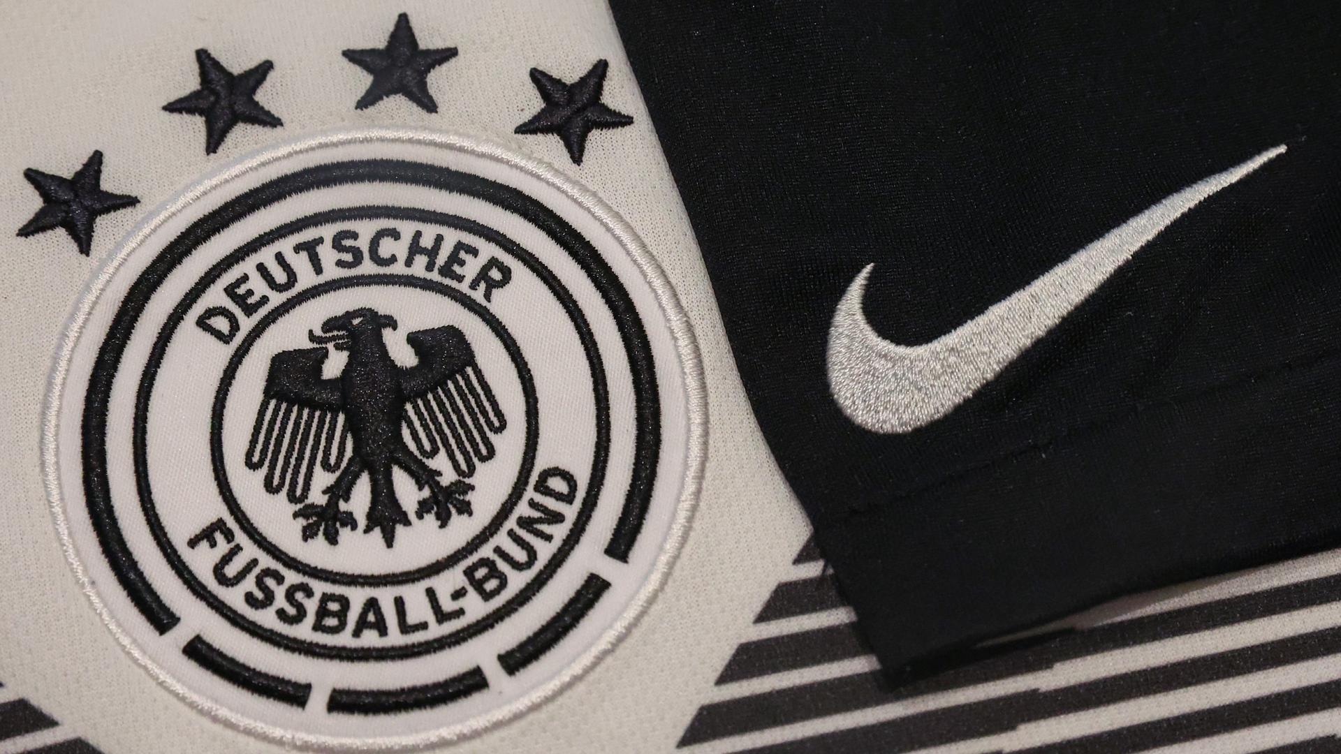 Das Logo der deutschen Fußball-Nationalmannschaft steht neben dem Logo des US-Sportartikelherstellers Nike.