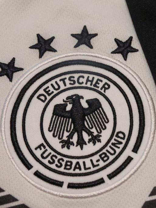 Das Logo der deutschen Fußball-Nationalmannschaft steht neben dem Logo des US-Sportartikelherstellers Nike.
