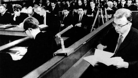 Der Angeklagte Horst Fischer (rechts) bei Prozessbeginn im Jahr 1966 in einer historischen Aufnahme. Vor dem Obersten Gericht der Sowjetzone in Ost-Berlin wird der Prozess gegen den ehemaligen Arzt des Konzentrationslagers Auschwitz eröffnet.
