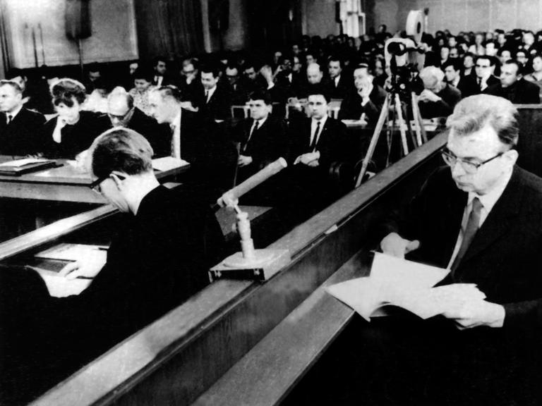 Der Angeklagte Horst Fischer (rechts) bei Prozessbeginn im Jahr 1966 in einer historischen Aufnahme. Vor dem Obersten Gericht der Sowjetzone in Ost-Berlin wird der Prozess gegen den ehemaligen Arzt des Konzentrationslagers Auschwitz eröffnet.