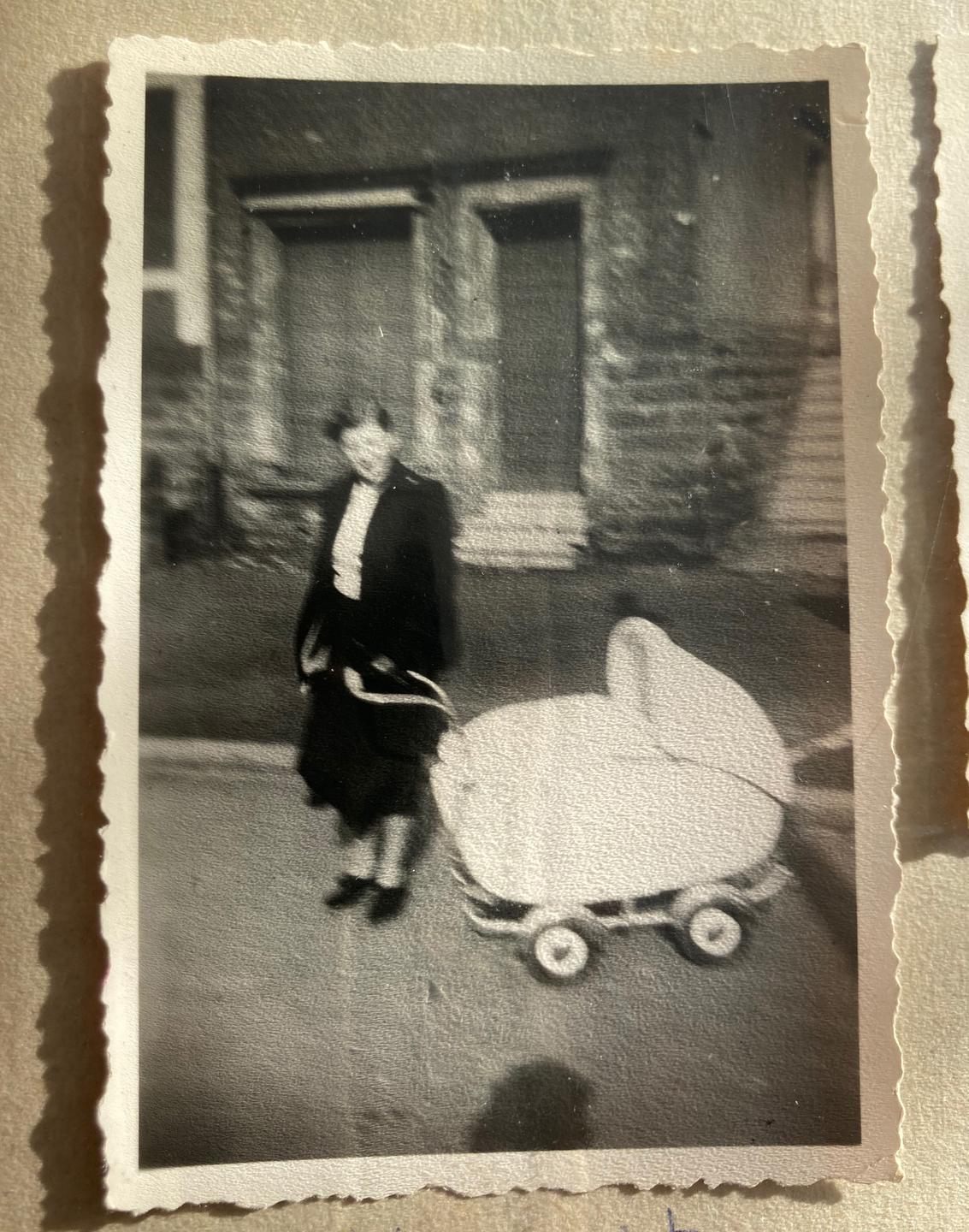 Ein Schwarz-Weiß-Foto aus dem Familienalbum zeigt Dolly Hüther mit ihrem ersten Sohn im Kinderwagen.