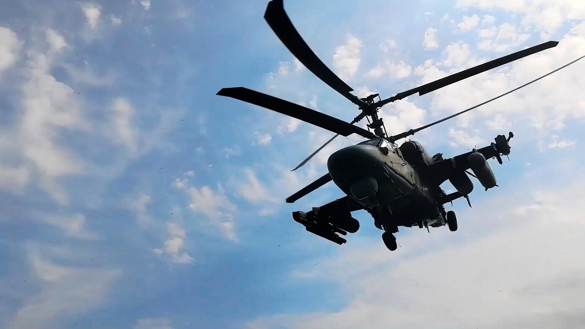 Ein Ka-52-Kampfhubschrauber der russischen Luftwaffe ist während gemeinsamer Militärübungen zwischen Russland und Belarus in der Luft. Ein Ka-52-Kampfhubschrauber der russischen Luftwaffe ist während gemeinsamer Militärübungen zwischen Russland und Belarus in der Luft.