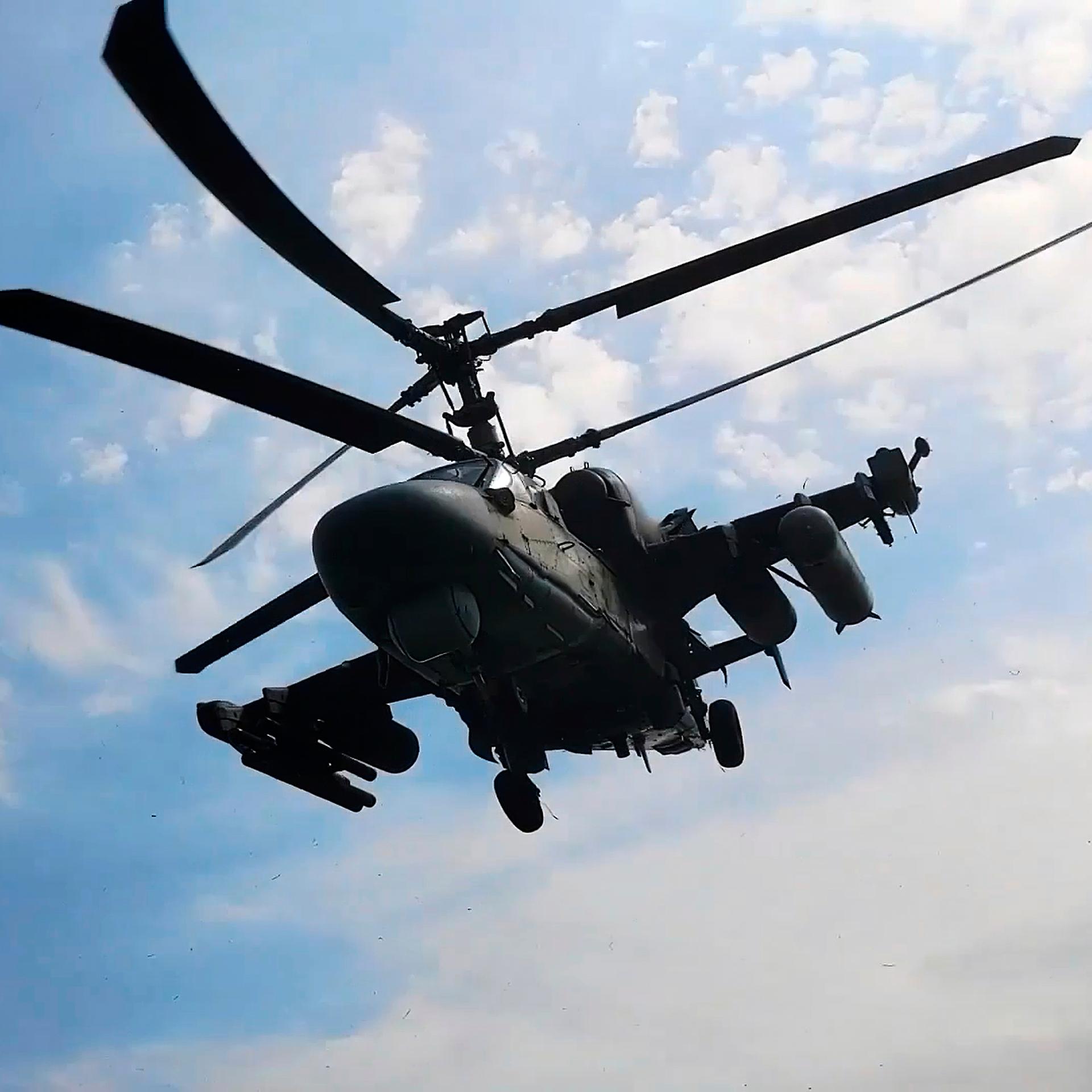 Auf diesem Foto aus einem vom Pressedienst des russischen Verteidigungsministeriums am Freitag, den 12. September 2025, verbreiteten Video ist ein Ka-52-Kampfhubschrauber der russischen Luftwaffe während gemeinsamer Militärübungen zwischen Russland und Belarus zu sehen. 