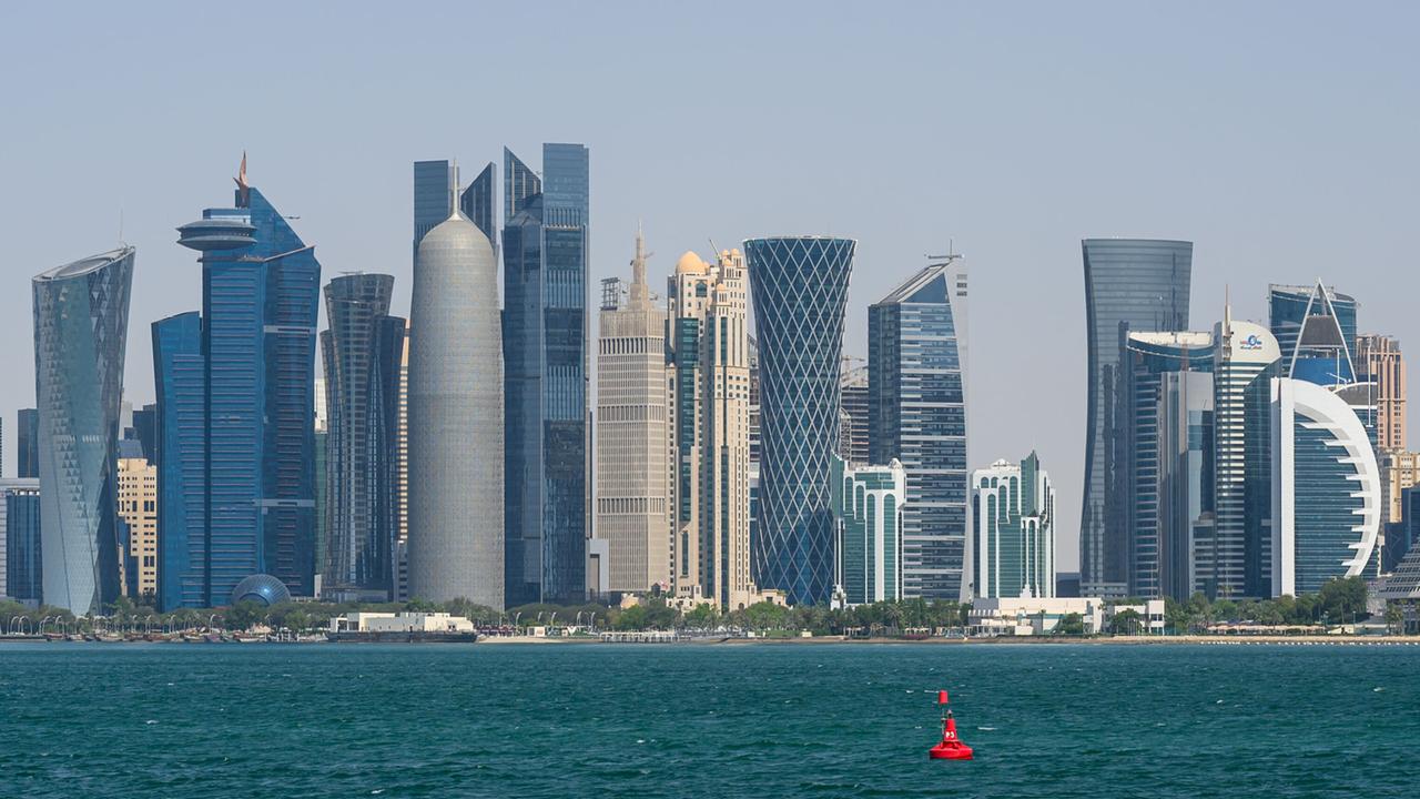 Skyline von Doha, der Hauptstadt von Katar, am 1. Juli 2026. Im Gewässer davor schwimmt eine rote Boje.