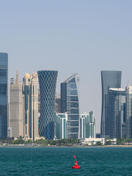 Skyline von Doha, der Hauptstadt von Katar, am 1. Juli 2026. Im Gewässer davor schwimmt eine rote Boje.