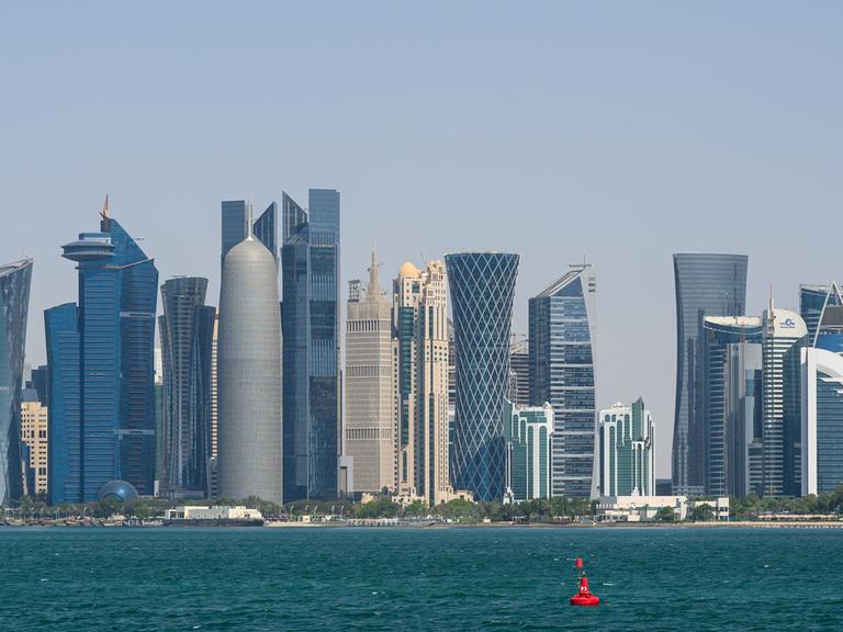 Skyline von Doha, der Hauptstadt von Katar, am 1. Juli 2026. Im Gewässer davor schwimmt eine rote Boje.