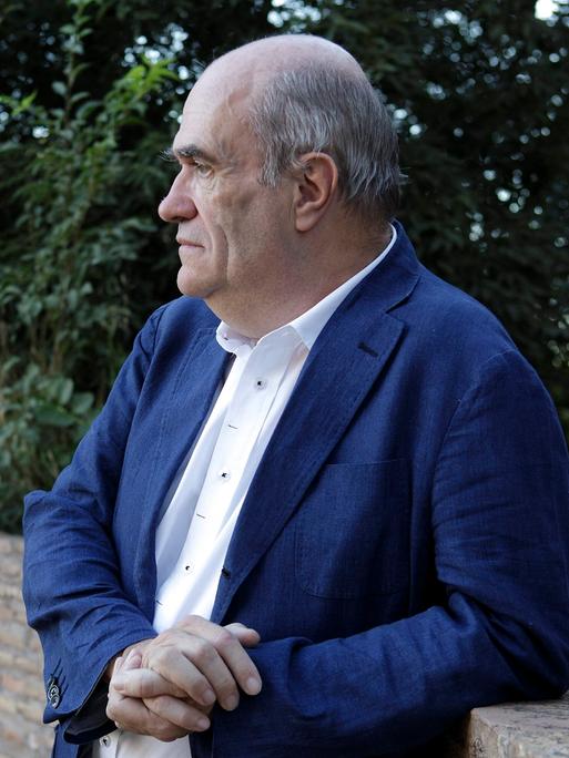 Der irische Schriftsteller Colm Tóibín in einem blauen Anzug ist im Seitenprofil zu sehen. 