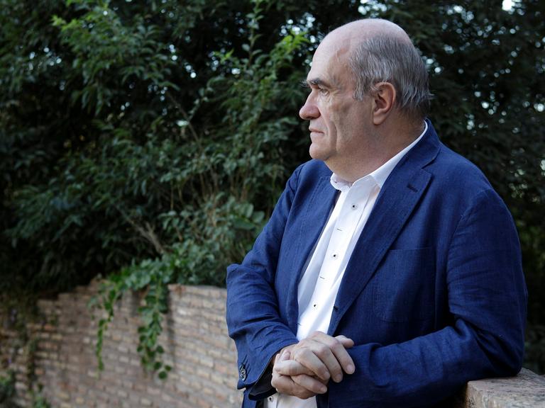 Der irische Schriftsteller Colm Tóibín in einem blauen Anzug ist im Seitenprofil zu sehen. 