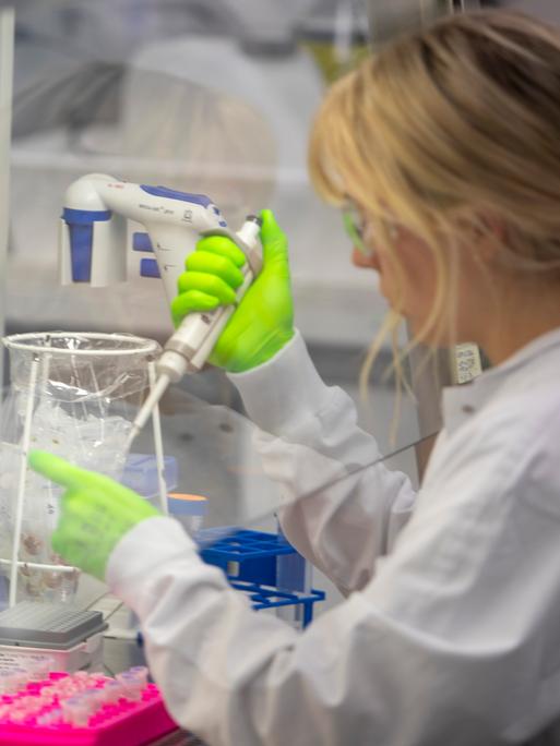 Eine Mitarbeiterin beim Unternehmen BioNTech arbeitet in einem Labor