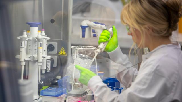 Eine Mitarbeiterin beim Unternehmen BioNTech arbeitet in einem Labor