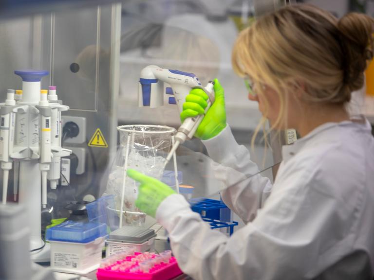 Eine Mitarbeiterin beim Unternehmen BioNTech arbeitet in einem Labor