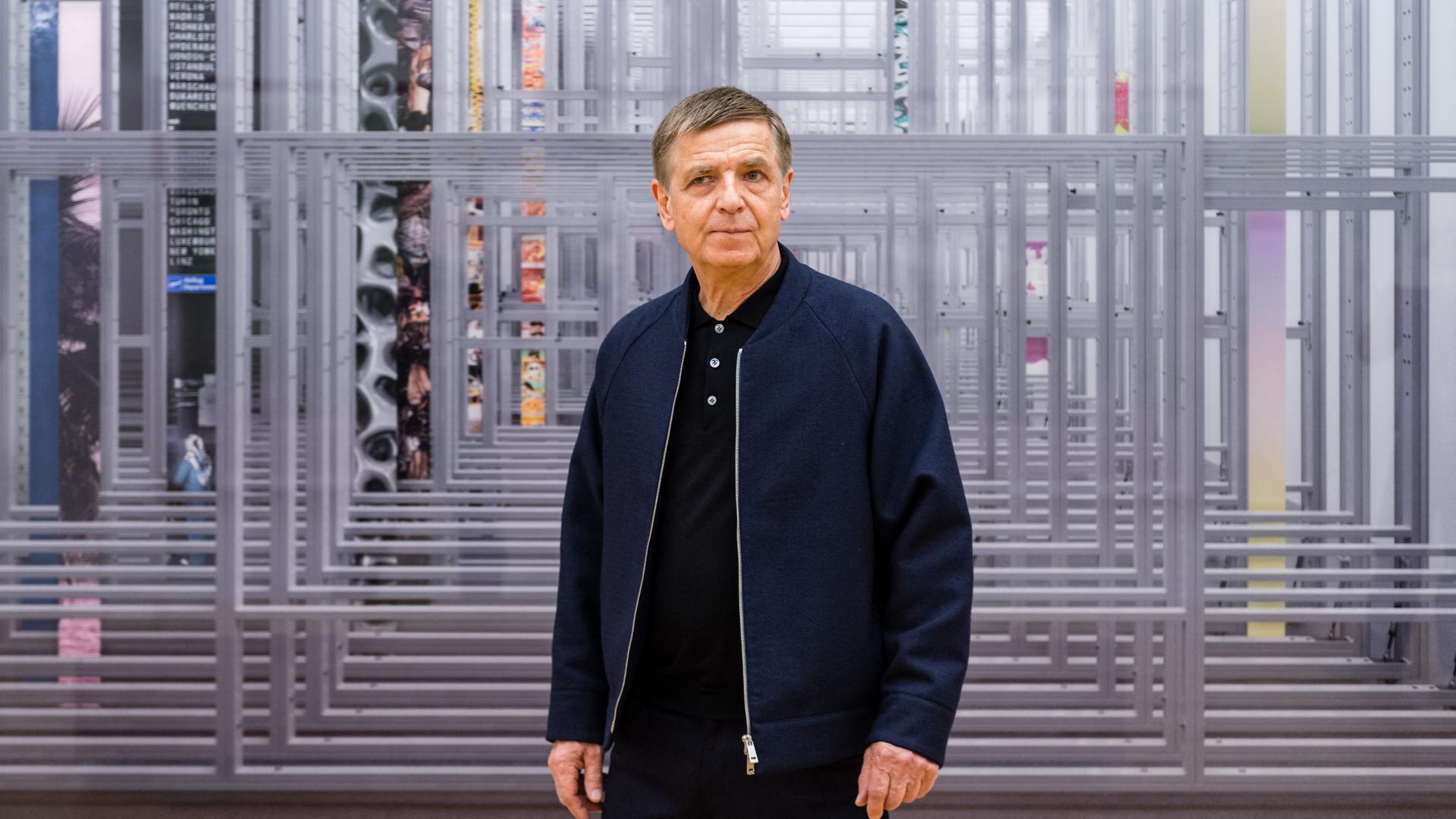 Der Fotograf Andreas Gursky steht vor seinem Bild "Lager" (Archivbild von 2021) Der Fotograf Andreas Gursky steht vor seinem Bild "Lager" (Archivbild von 2021)