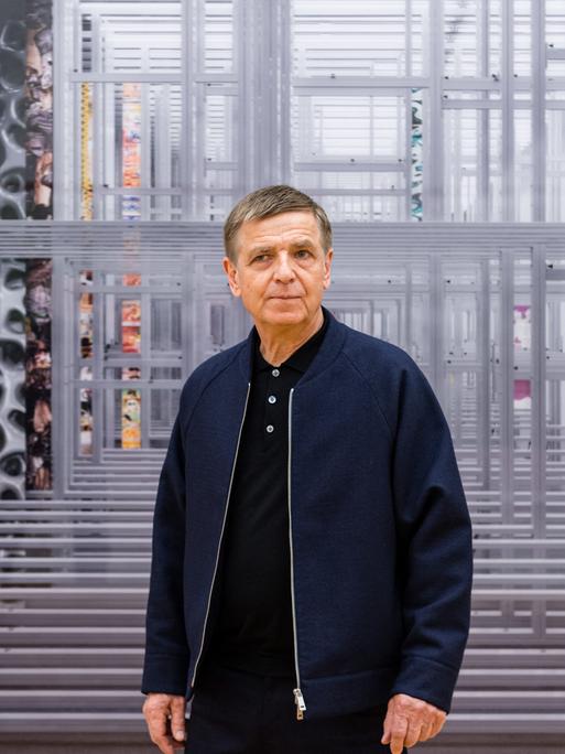 Der Fotograf Andreas Gursky steht vor seinem Bild "Lager" (Archivbild von 2021)