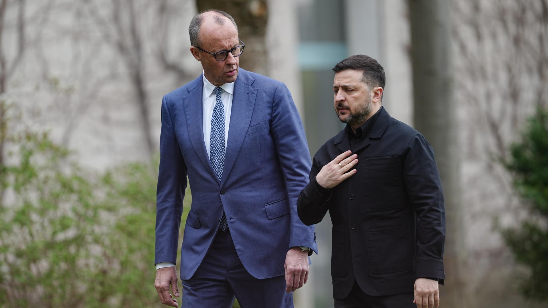 Bundeskanzler Friedrich Merz (CDU, l) empfängt Wolodymyr Selenskyj, Präsident der Ukraine, vor dem Bundeskanzleramt.