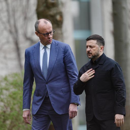 Bundeskanzler Friedrich Merz (CDU, l) empfängt Wolodymyr Selenskyj, Präsident der Ukraine, vor dem Bundeskanzleramt.