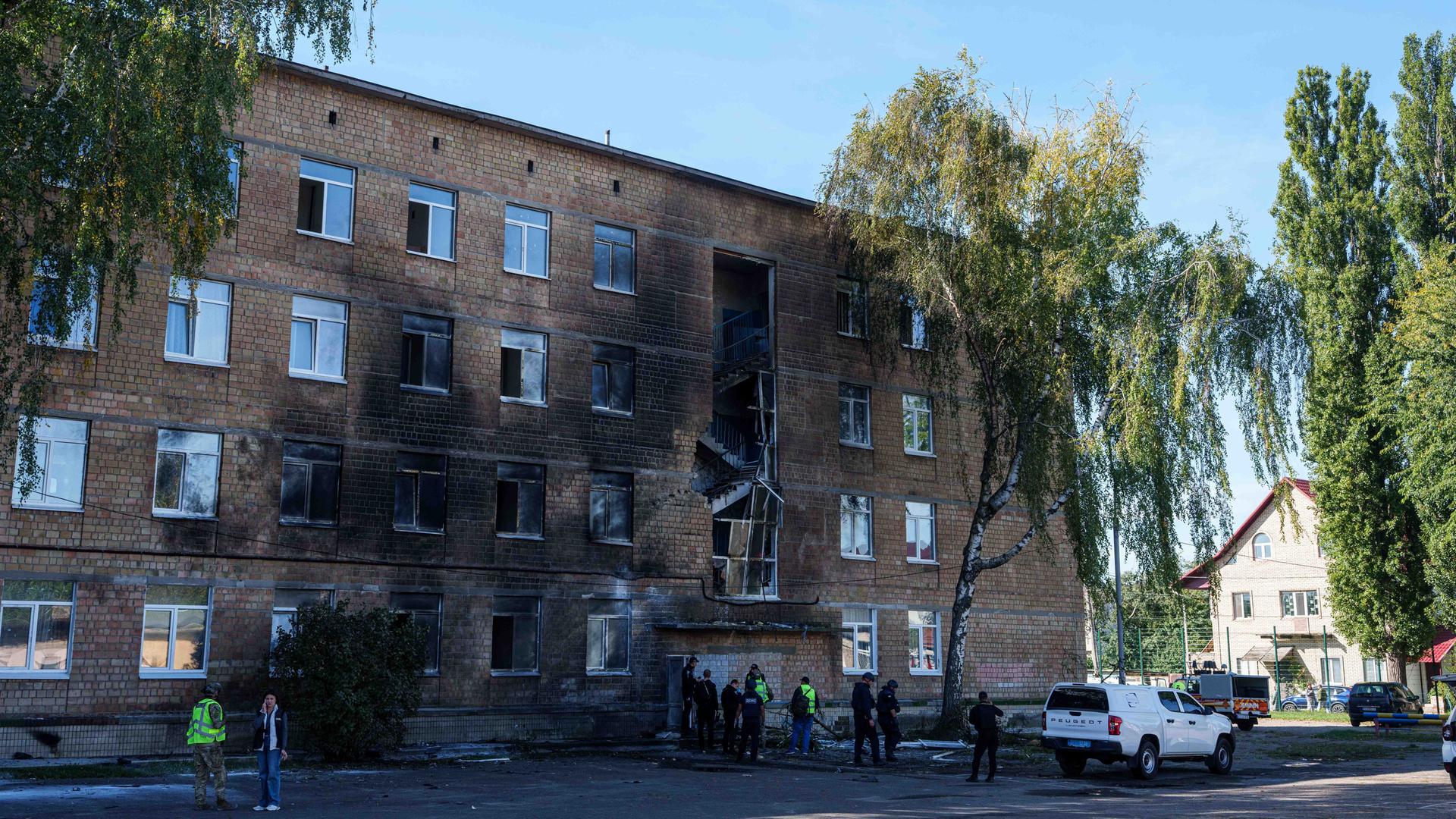 Ukraine, Kiew: Polizisten begutachten eine Schule, die durch einen russischen Drohnenangriff beschädigt wurde.