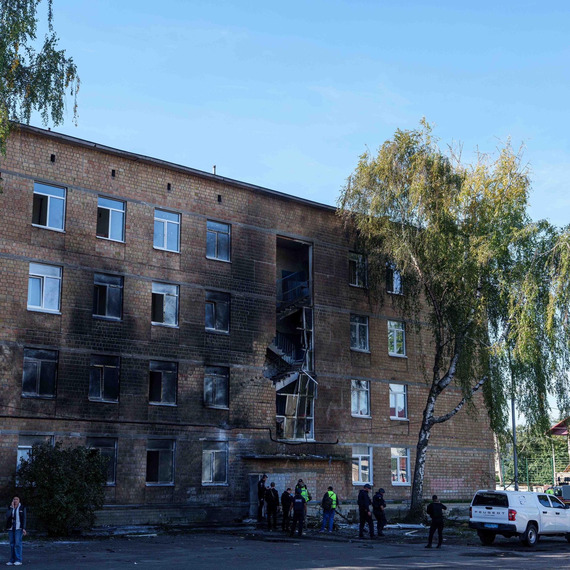 Ukraine-Krieg - Brücke über Dnipro in Kiew durch Drohnenangriff schwer beschädigt