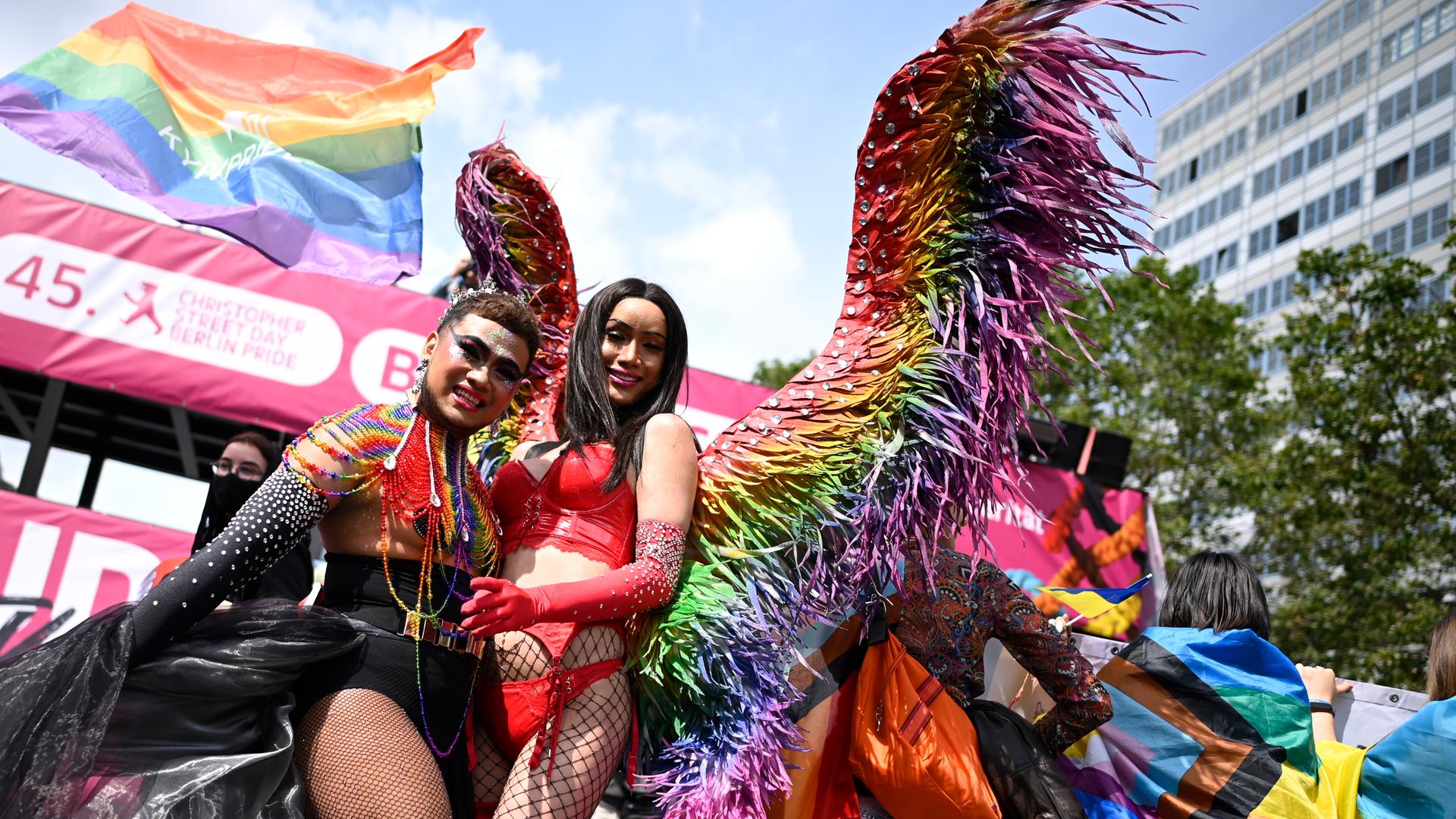 Teilnehmer der 45. Berlin Pride-Parade zum Christopher Street Day in bunten Kostümen.