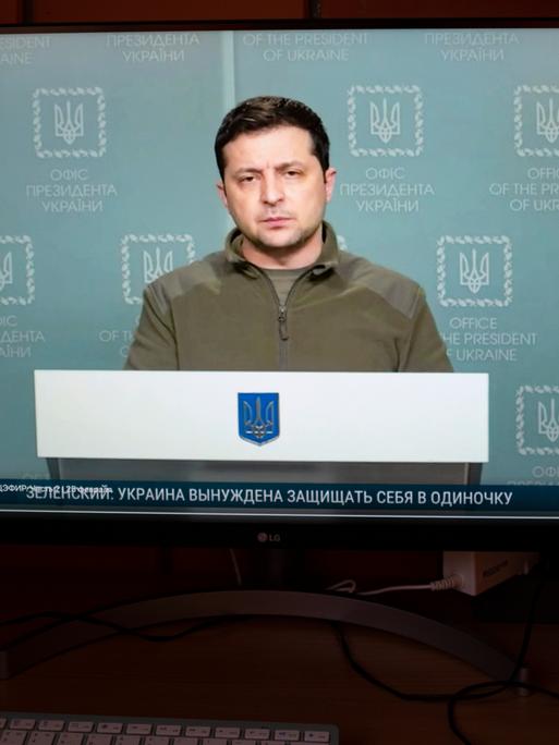 Der ukrainische Präsident Selensky in einer Videobotschaft auf einem Computerbildschirm.