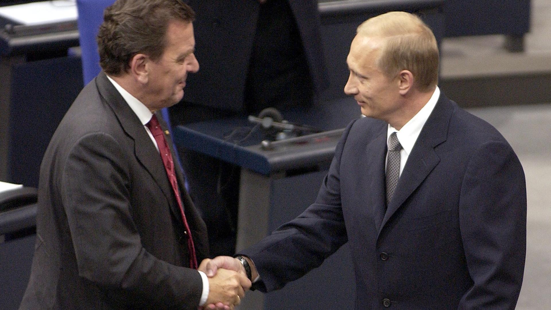 Zwei Mäner stehen in Anzügen im Reichstagsgebäude: Der russische Präsident Wladimir Putin (r.) wird am 25.9.2001 bei seinem Eintreffen zu einer Sondersitzung des Bundestages von Bundeskanzler Gerhard Schröder (SPD) begrüßt. Zwei Mäner stehen in Anzügen im Reichstagsgebäude: Der russische Präsident Wladimir Putin (r.) wird am 25.9.2001 bei seinem Eintreffen zu einer Sondersitzung des Bundestages von Bundeskanzler Gerhard Schröder (SPD) begrüßt.