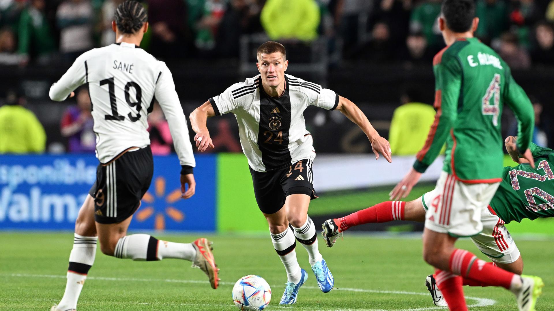 Die beiden Spieler in den schwarz-weißen Trikots kämpfen mit zwei Mexikanern in grünen Trikots um den Ball. Die beiden Spieler in den schwarz-weißen Trikots kämpfen mit zwei Mexikanern in grünen Trikots um den Ball.