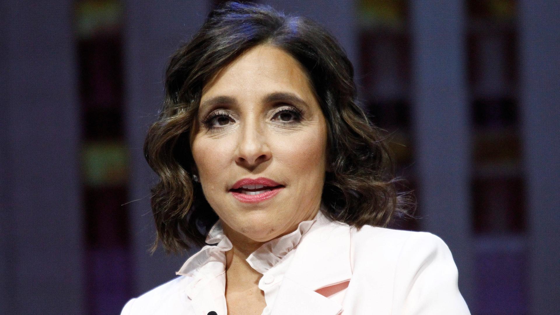 Linda Yaccarino trägt einen hellen Anzug und eine weiße Bluse und schaut in die Kamera. Linda Yaccarino trägt einen hellen Anzug und eine weiße Bluse und schaut in die Kamera.