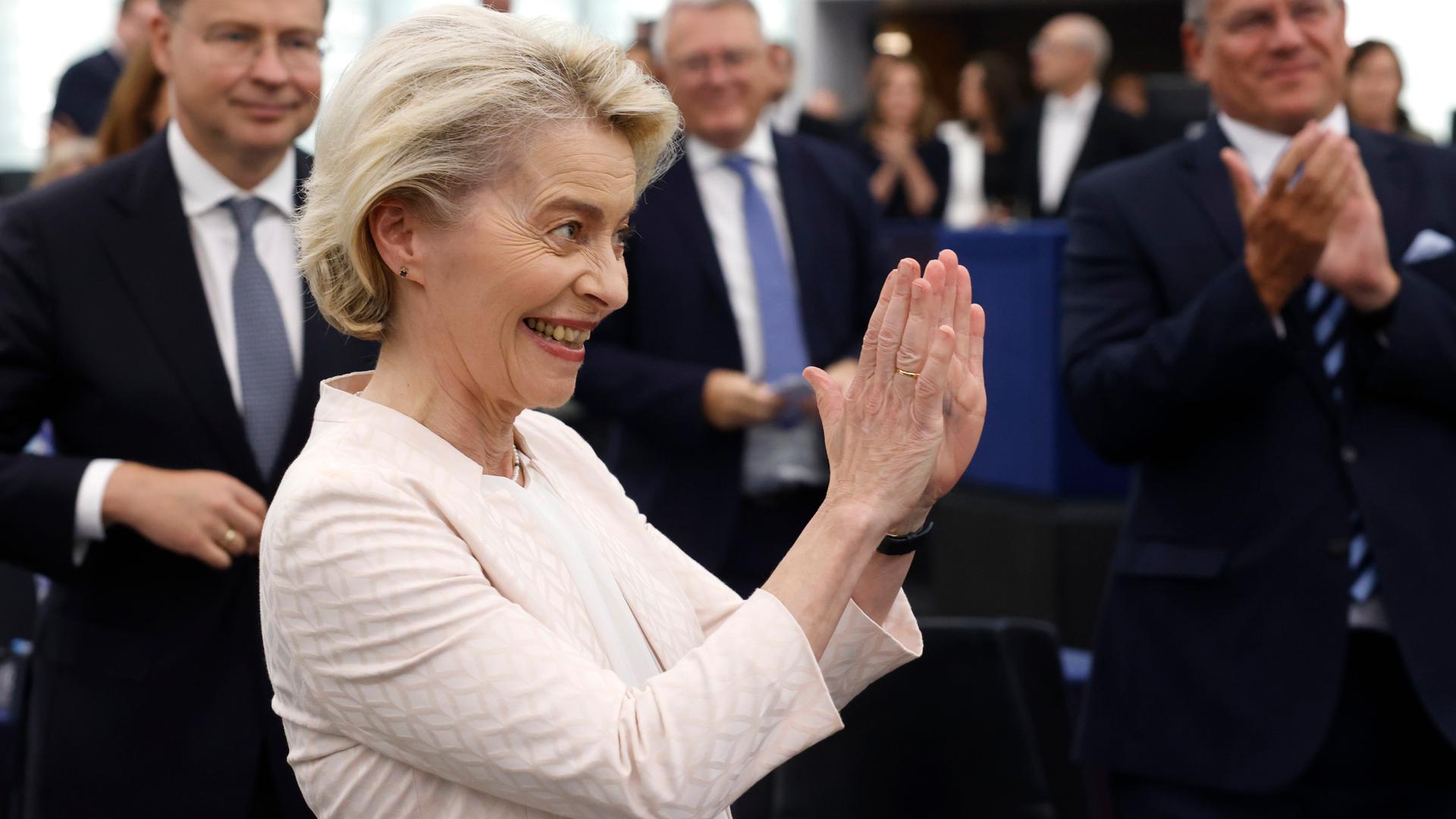 Ursula von der Leyen klatscht zu den Abgeordneten. Ursula von der Leyen klatscht zu den Abgeordneten.