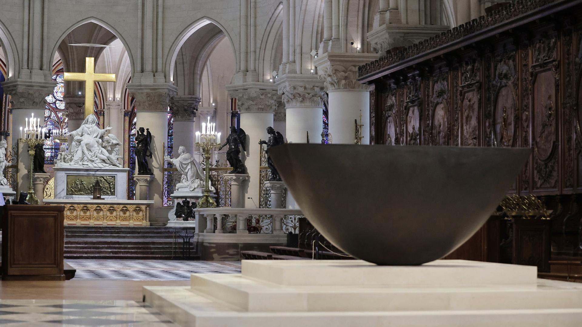 Blick in die renovierte Kathedrale Notre-Dame in Paris, im Vordergrund ist das neue Taufbecken aus Bronze zu sehen.