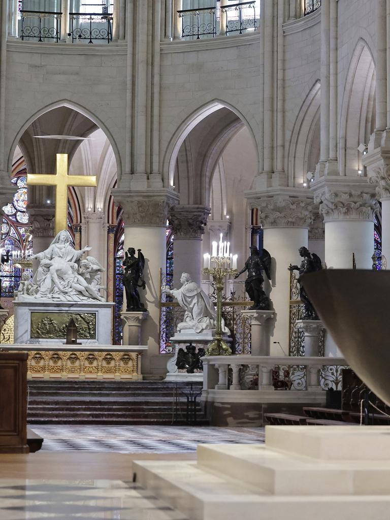 Blick in die renovierte Kathedrale Notre-Dame in Paris, im Vordergrund ist das neue Taufbecken aus Bronze zu sehen.